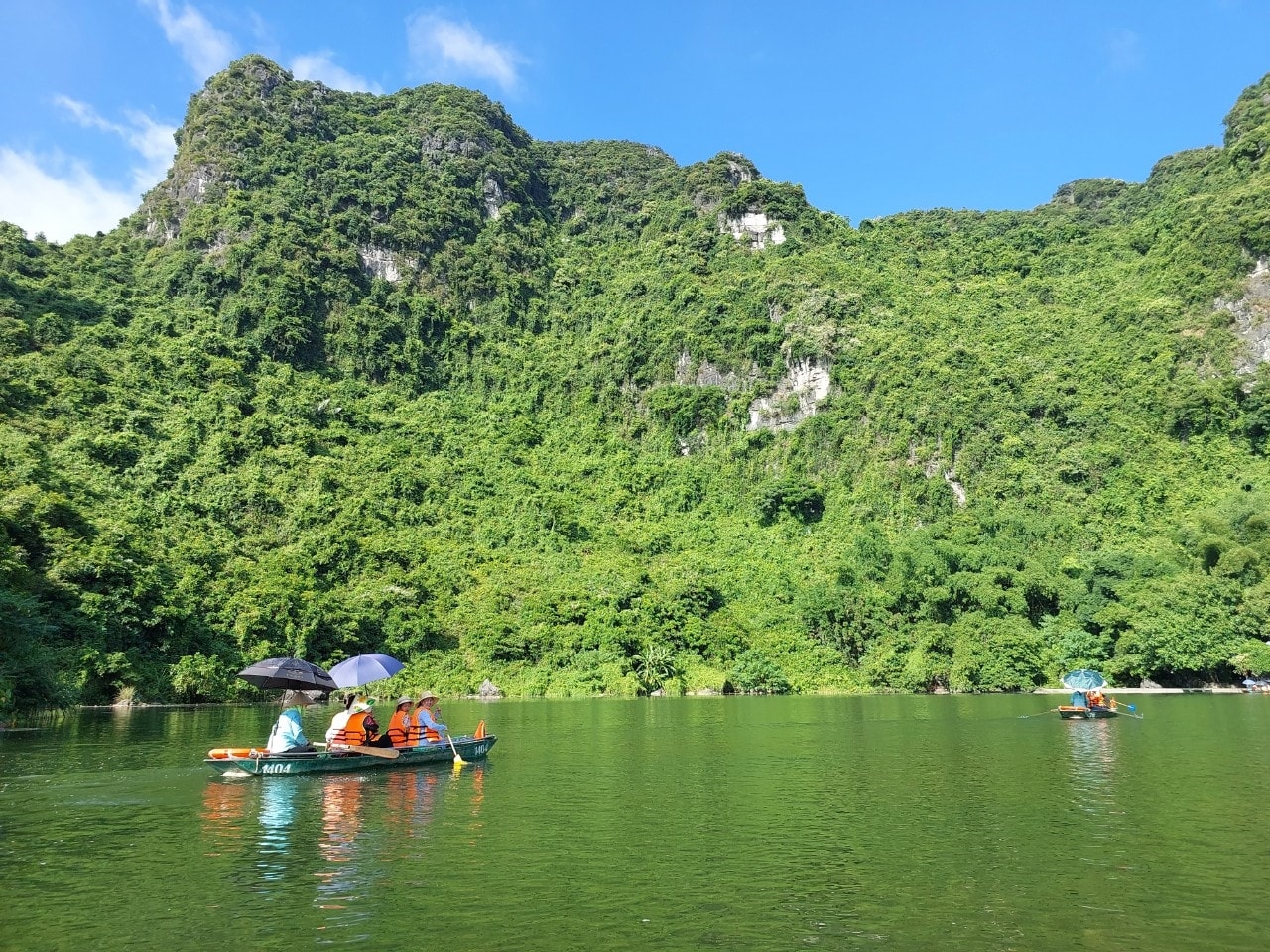 Thong dong trên chiếc thuyền nhỏ, du khách sẽ có cơ hội khám phá vẻ đẹp muôn màu của quần thể Tràng An. Thong dong trên chiếc thuyền nhỏ, du khách sẽ có cơ hội khám phá vẻ đẹp muôn màu của quần thể Tràng An.