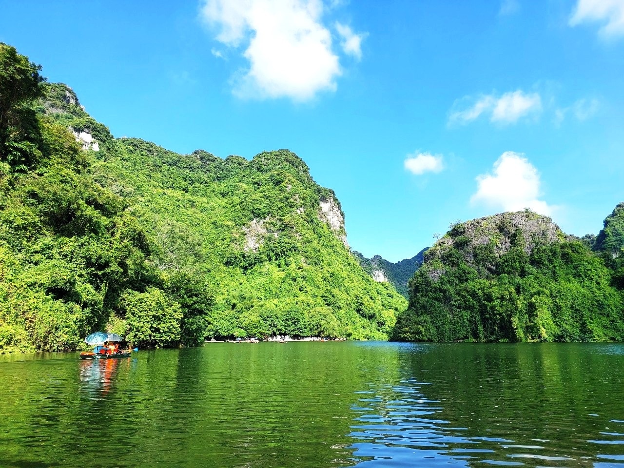 Không gian non nước Tràng An tràn ngập sắc xanh của cây lá, làn nước và mây trời. Không gian non nước Tràng An tràn ngập sắc xanh của cây lá, làn nước và mây trời.