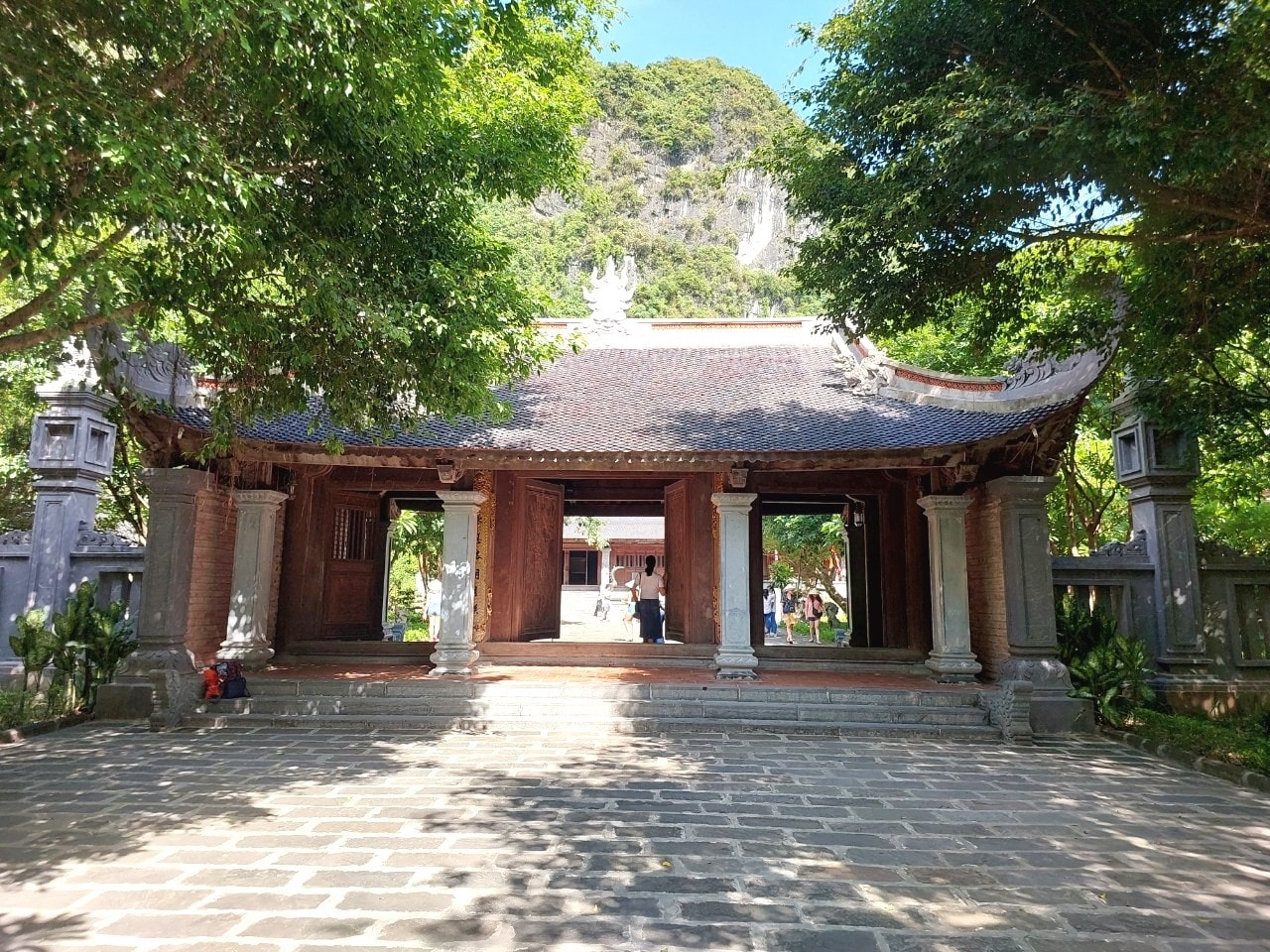 Du khách dừng chân chiêm bái những ngôi đền cổ linh thiêng. Du khách dừng chân chiêm bái những ngôi đền cổ linh thiêng.