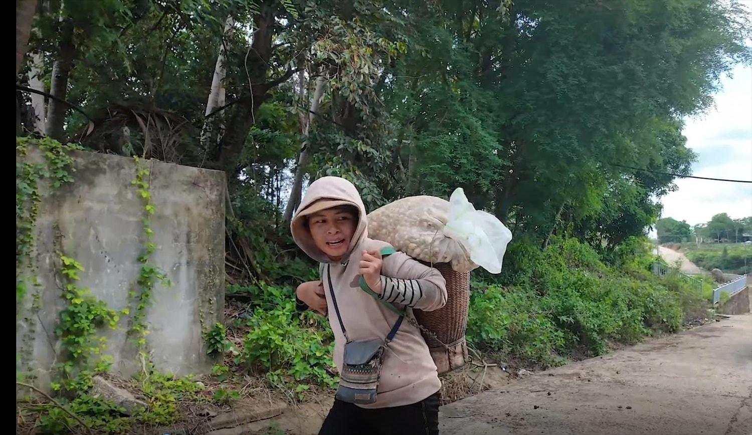 Một buổi đi hái nấm của  Ami Rênh buôn Trí, xã Krông Na, huyện Buôn Đôn, Đắk Lắk