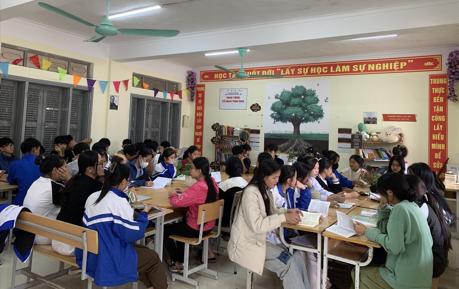 Không gian phòng đọc của Trường THPT Sìn Hồ