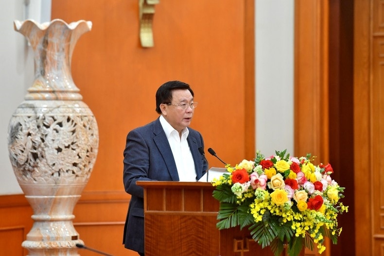 Đồng chí Nguyễn Xuân Thắng, Ủy viên Bộ Chính trị, Giám đốc Học viện Chính trị Quốc gia Hồ Chí Minh, Chủ tịch Hội đồng Lý luận Trung ương, Thường trực Tiểu ban, Tổ trưởng Tổ Biên tập Văn kiện trình bày tờ trình. Ảnh: ĐĂNG KHOA