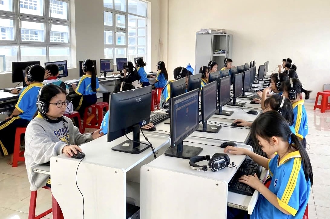 Một tiết học Tin học của các em học sinh Trường Tiểu học, THCS và THPT Sao Việt