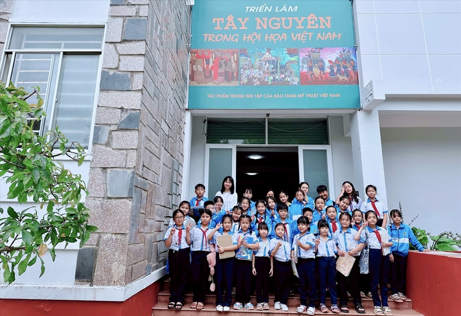 Học sinh Trường Tiểu học, THCS và THPT Sao Việt tham quan triển lãm Tây Nguyên trong hội họa Việt Nam