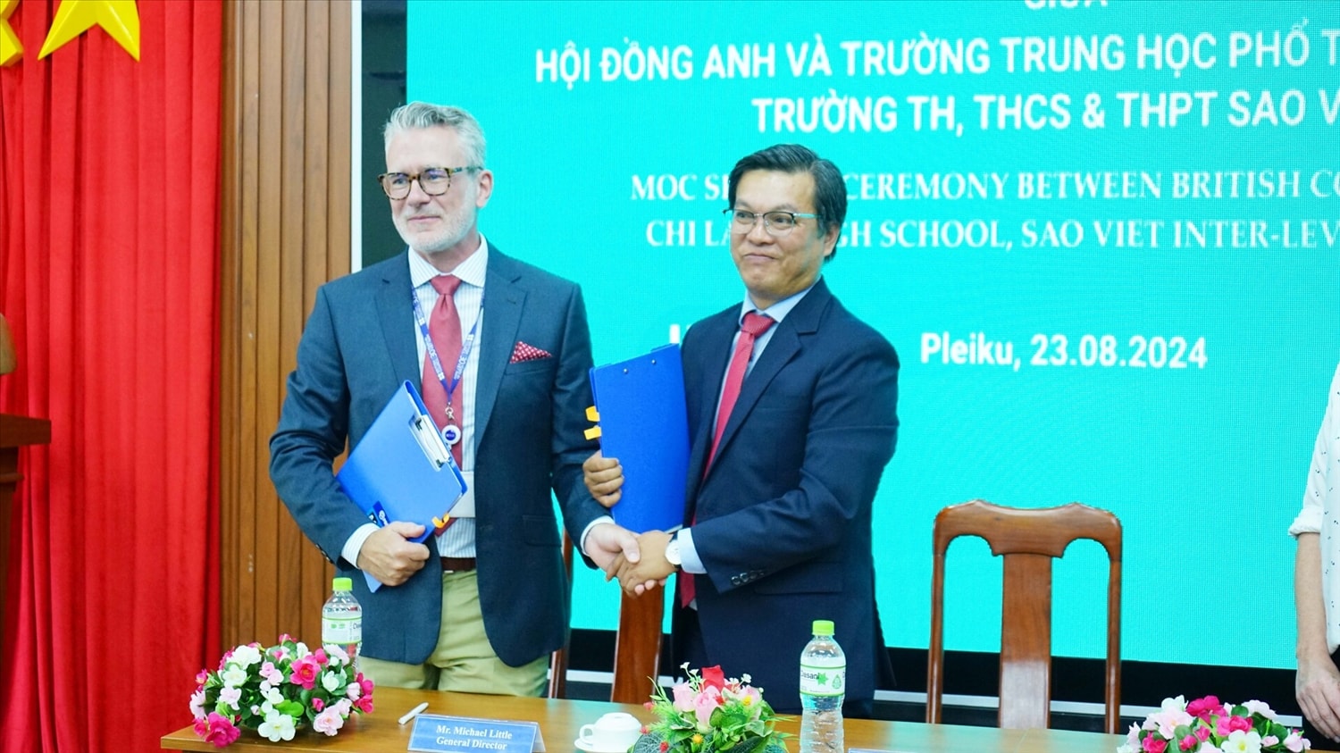 Các đối tác vui mừng và sẽ cung cấp, hỗ trợ chuyên môn toàn diện sau buổi ký kết hợp tác đào tạo tiếng Anh tại Trường Tiểu học, THCS và THPT Sao Việt và Trường THPT Chi Lăng