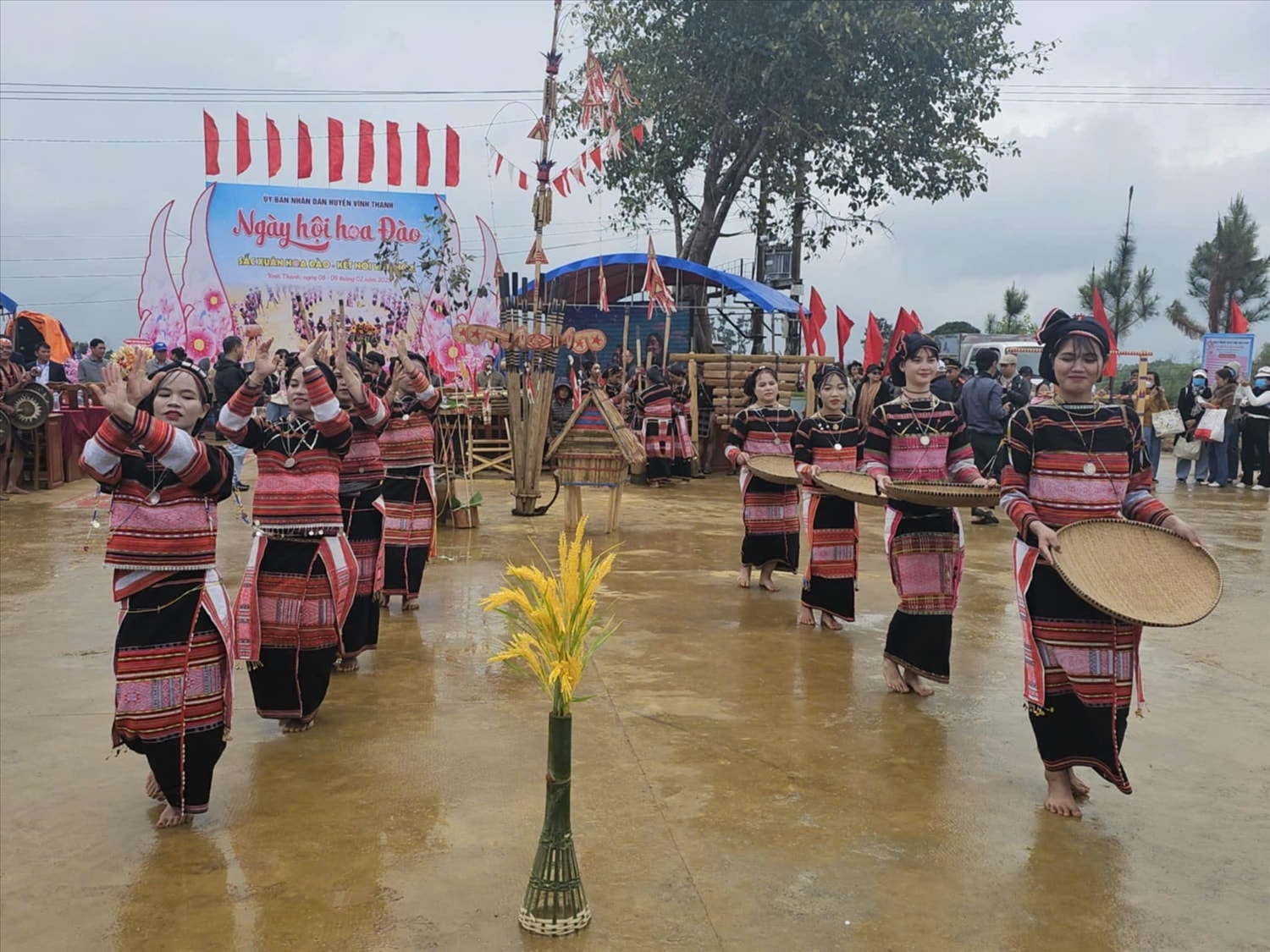Bản sắc văn hoá truyền thống của đồng bào Ba Na cũng là một điểm nhấn để huyện Vĩnh Thạnh thu hút khách du lịch Bản sắc văn hoá truyền thống của đồng bào Ba Na cũng là một điểm nhấn để huyện Vĩnh Thạnh thu hút khách du lịch
