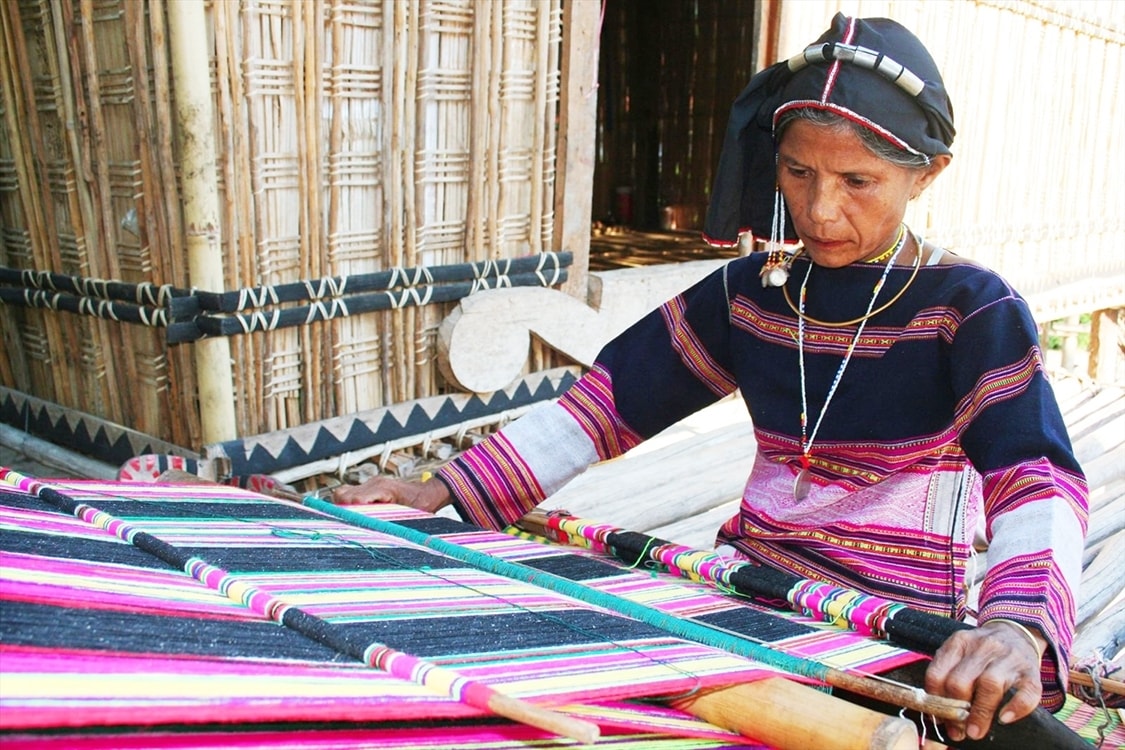 Không chỉ ngắm nhìn cảnh sắc thiên nhiên tươi đẹp, du khách đến Ngày hội hoa trang rừng còn được tận mắt xem nghệ thuật dệt thổ cẩm của đồng bào Ba Na Không chỉ ngắm nhìn cảnh sắc thiên nhiên tươi đẹp, du khách đến Ngày hội hoa trang rừng còn được tận mắt xem nghệ thuật dệt thổ cẩm của đồng bào Ba Na
