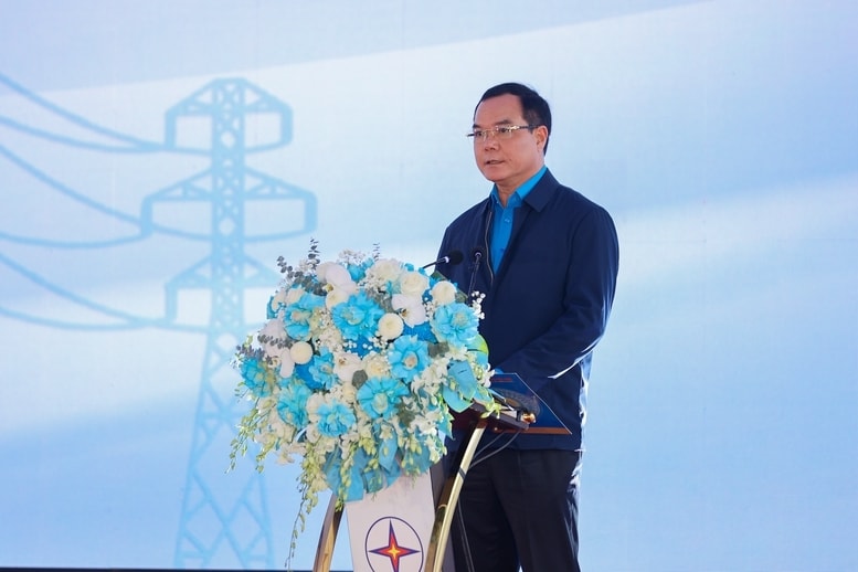 Chủ tịch Tổng Liên đoàn Lao động Việt Nam Nguyễn Đình Khang phát động phong trào thi đua xây dựng dự án đường dây tải điện 500 kV Lào Cai - Vĩnh Yên - Ảnh: VGP/Nhật Bắc Chủ tịch Tổng Liên đoàn Lao động Việt Nam Nguyễn Đình Khang phát động phong trào thi đua xây dựng dự án đường dây tải điện 500 kV Lào Cai - Vĩnh Yên - Ảnh: VGP/Nhật Bắc