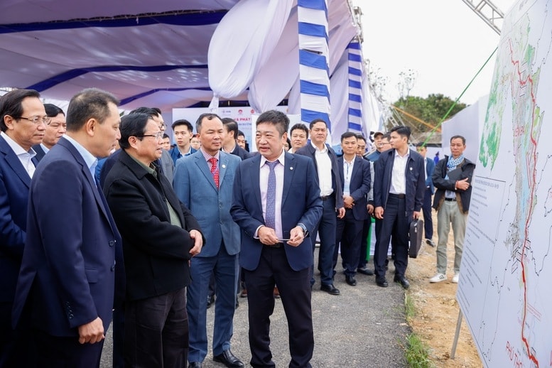 Thủ tướng nghe báo cáo về dự án Đường dây500K V Lào Cai - Vĩnh Yên tại địa phận tỉnh Vĩnh Phúc (xã Minh Quang, huyện Tam Đảo) - Ảnh VGP/Nhật Bắc Thủ tướng nghe báo cáo về dự án Đường dây500K V Lào Cai - Vĩnh Yên tại địa phận tỉnh Vĩnh Phúc (xã Minh Quang, huyện Tam Đảo) - Ảnh VGP/Nhật Bắc