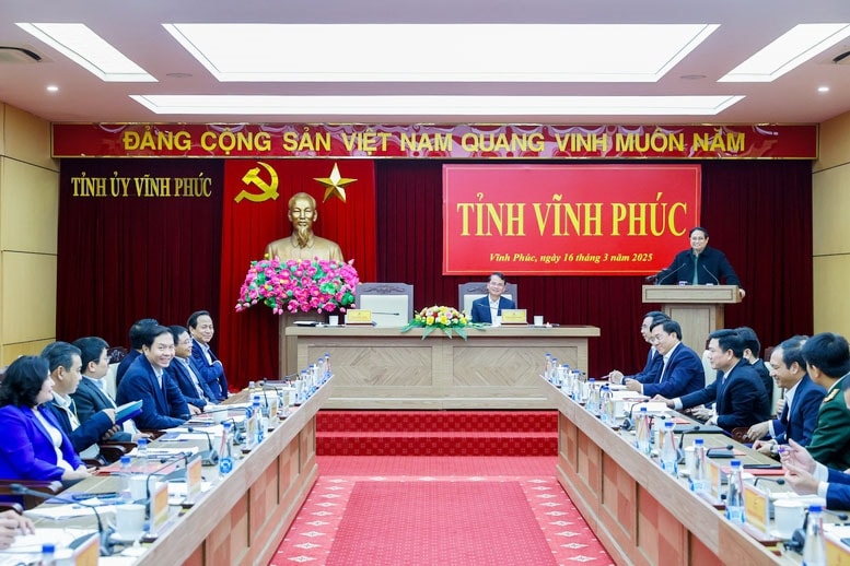 Thủ tướng giao Văn phòng Chính phủ phối hợp với UBND tỉnh Vĩnh Phúc và các cơ quan liên quan rà soát, tiếp thu các ý kiến để hoàn thiện, sớm trình ban hành thông báo kết luận của Thủ tướng Chính phủ tại buổi làm việc để tổ chức thực hiện hiệu quả - Ảnh: VGP/Nhật Bắc Thủ tướng giao Văn phòng Chính phủ phối hợp với UBND tỉnh Vĩnh Phúc và các cơ quan liên quan rà soát, tiếp thu các ý kiến để hoàn thiện, sớm trình ban hành thông báo kết luận của Thủ tướng Chính phủ tại buổi làm việc để tổ chức thực hiện hiệu quả - Ảnh: VGP/Nhật Bắc