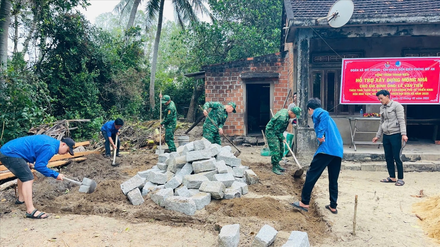 Thanh niên Bình Định giúp người dân đào móng, xây dựng nhà mới Thanh niên Bình Định giúp người dân đào móng, xây dựng nhà mới