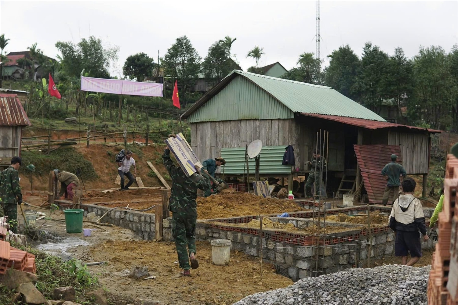 Thanh niên lực lượng vũ trang giúp người dân xây nhà mới Thanh niên lực lượng vũ trang giúp người dân xây nhà mới