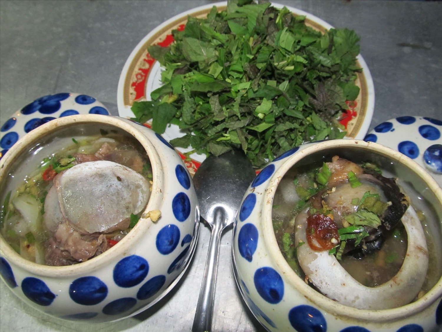 Món “đèn pha” tiềm thuốc bắc, ăn kèm rau tía tô. Món “đèn pha” tiềm thuốc bắc, ăn kèm rau tía tô.