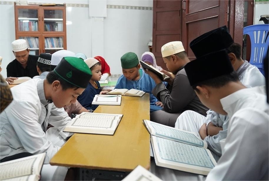 Một lớp học tiếng Chăm tổ chức tại quận 6, TP. Hồ Chí Minh Một lớp học tiếng Chăm tổ chức tại quận 6, TP. Hồ Chí Minh