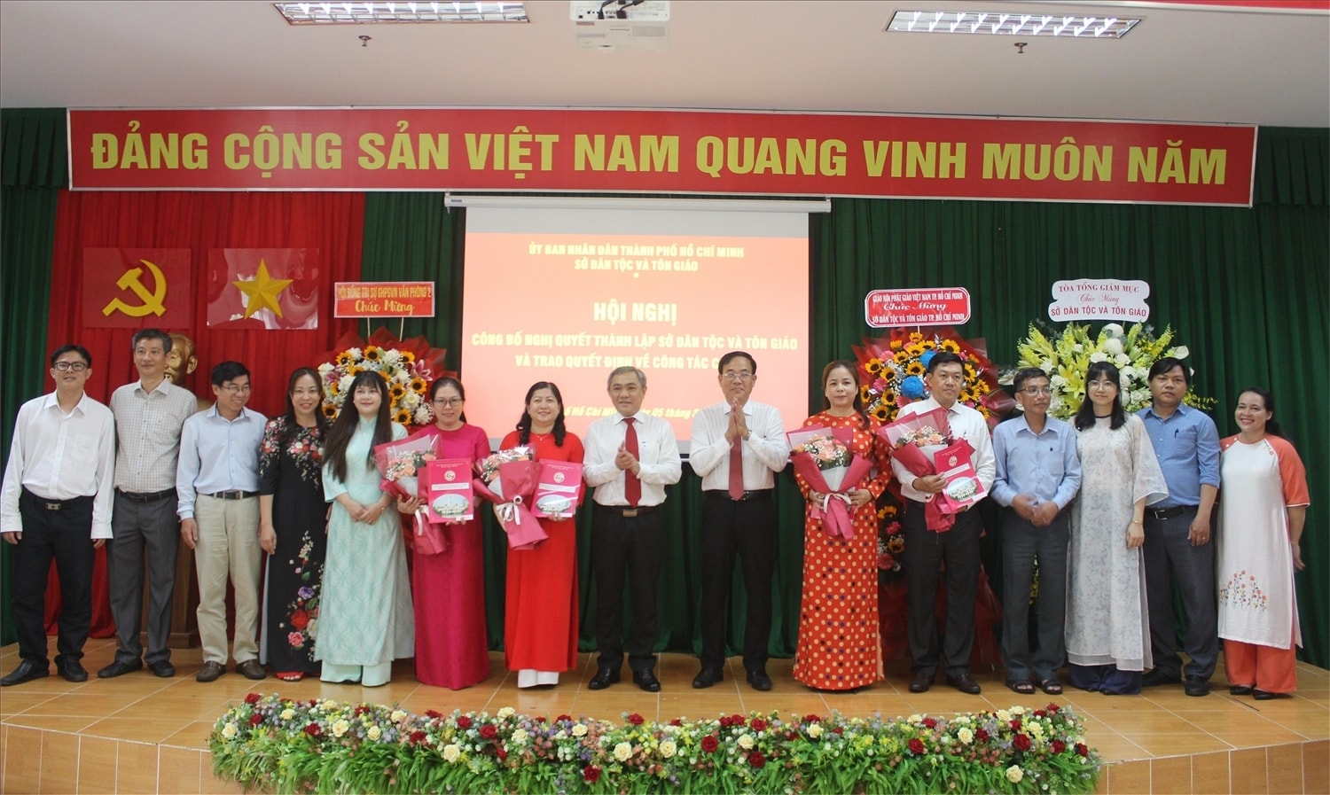 Giám đốc Sở Dân tộc và Tôn giáo TP. Hồ Chí Minh Nguyễn Duy Tân trao Quyết định đến cán bộ, công chức tại Hội nghị công bố Nghị quyết thành lập và trao Quyết định về công tác cán bộ, diễn ra ngày 5/3 Giám đốc Sở Dân tộc và Tôn giáo TP. Hồ Chí Minh Nguyễn Duy Tân trao Quyết định đến cán bộ, công chức tại Hội nghị công bố Nghị quyết thành lập và trao Quyết định về công tác cán bộ, diễn ra ngày 5/3