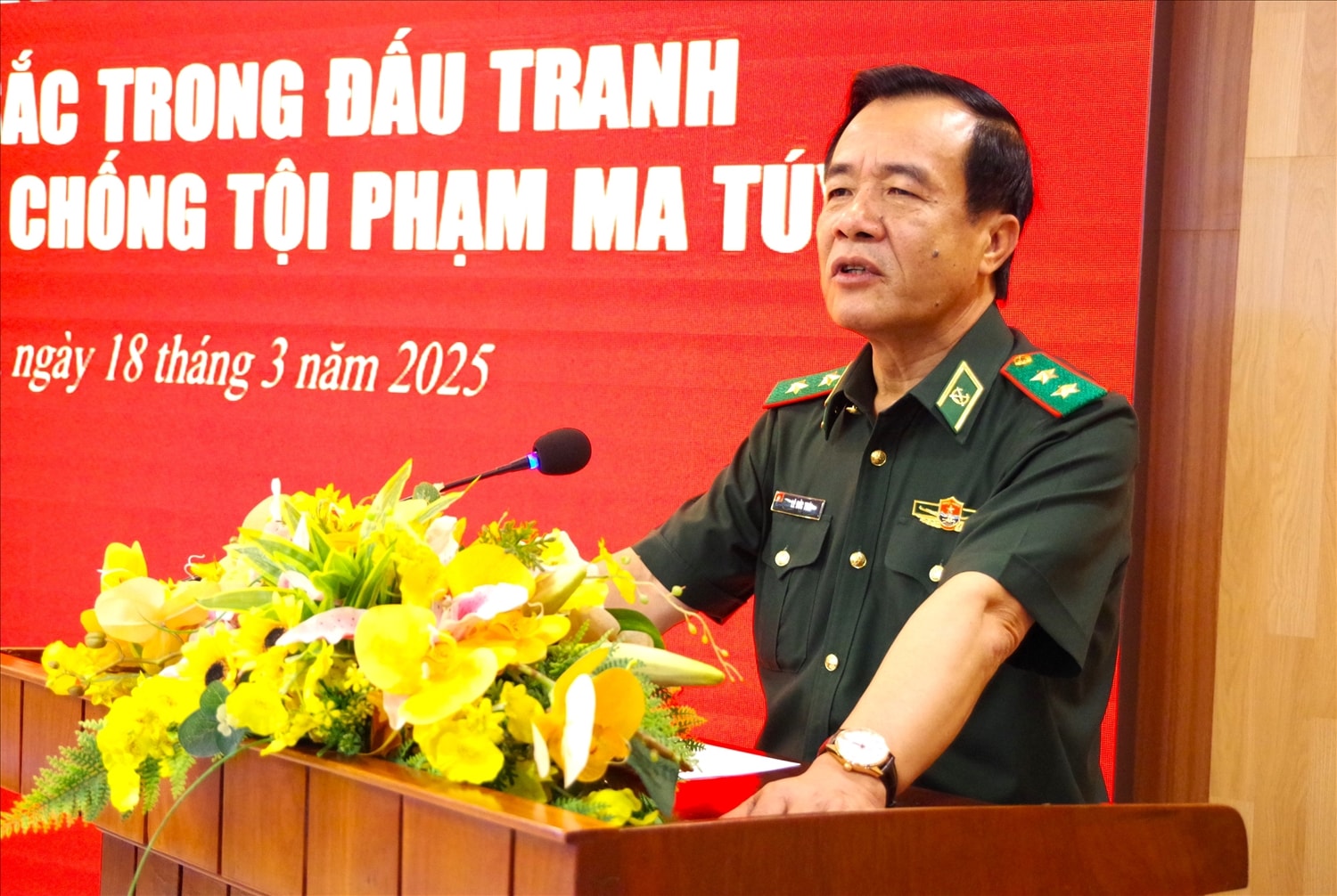 Trung tướng Lê Đức Thái, Ủy viên Trung ương Đảng, Ủy viên Quân ủy Trung ướng, Tư lệnh BĐBP biểu dương các đơn vị có thành tích xuất sắc trong đấu tranh các chuyên án về ma tuý ( ảnh: Lê Khoa) Trung tướng Lê Đức Thái, Ủy viên Trung ương Đảng, Ủy viên Quân ủy Trung ướng, Tư lệnh BĐBP biểu dương các đơn vị có thành tích xuất sắc trong đấu tranh các chuyên án về ma tuý ( ảnh: Lê Khoa)