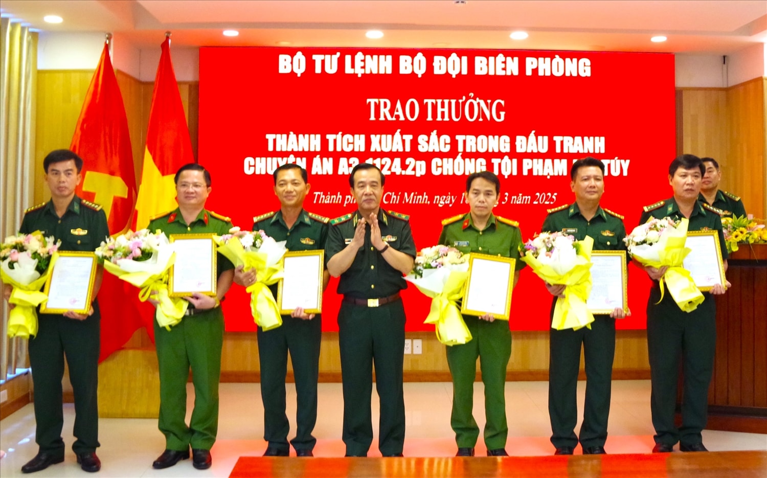 Trung tướng Lê Đức Thái, Ủy viên Trung ương Đảng, Ủy viên Quân ủy Trung ướng, Tư lệnh BĐBP trao thưởng cho các đơn vị có thành tích cao trong đấu tranh chống tội phạm ma tuý Trung tướng Lê Đức Thái, Ủy viên Trung ương Đảng, Ủy viên Quân ủy Trung ướng, Tư lệnh BĐBP trao thưởng cho các đơn vị có thành tích cao trong đấu tranh chống tội phạm ma tuý