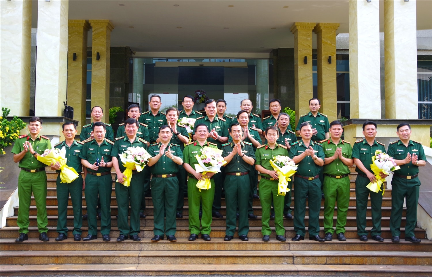 Thủ trưởng Bộ Tư lệnh BĐBP chụp hình lưu niệm cùng các đại biểu dự hội nghị ( ảnh: Lê Khoa) Thủ trưởng Bộ Tư lệnh BĐBP chụp hình lưu niệm cùng các đại biểu dự hội nghị ( ảnh: Lê Khoa)