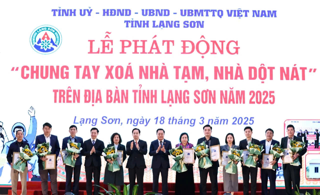 Lãnh đạo tỉnh Lạng Sơn chụp ảnh  lưu niệm với các doanh nghiệp, nhà hảo tâm ủng hộ, hỗ trợ xóa nhà tạm, nhà dột nát trên địa bàn tỉnh năm 2025