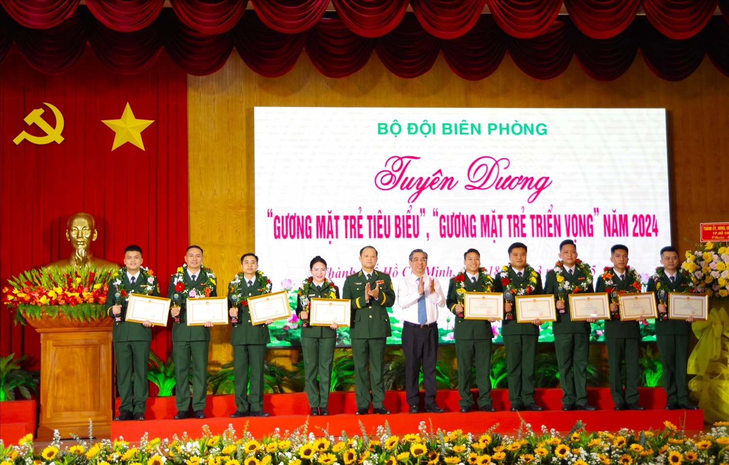 Trung tướng Nguyễn Anh Tuấn, Chính ủy BĐBP và ông Nguyễn Phước Lộc, Phó Bí thư Thành ủy, Chủ tịch Ủy ban MTTQ Việt Nam TP. Hồ Chí Minh trao các phần thưởng cho các gương mặt trẻ Trung tướng Nguyễn Anh Tuấn, Chính ủy BĐBP và ông Nguyễn Phước Lộc, Phó Bí thư Thành ủy, Chủ tịch Ủy ban MTTQ Việt Nam TP. Hồ Chí Minh trao các phần thưởng cho các gương mặt trẻ