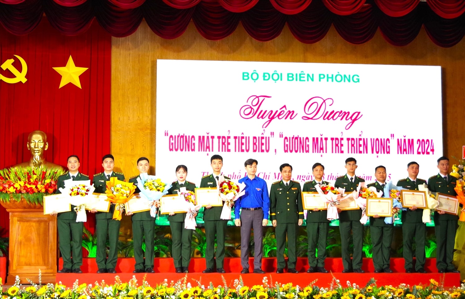Ông Nguyễn Minh Triết, Bí thư Trung ương Đoàn Thanh niên Cộng sản Hồ Chí Minh và Đại tá Vũ Quốc Ân, Phó Chính ủy BĐBP trao thưởng cho các gương mặt trẻ Ông Nguyễn Minh Triết, Bí thư Trung ương Đoàn Thanh niên Cộng sản Hồ Chí Minh và Đại tá Vũ Quốc Ân, Phó Chính ủy BĐBP trao thưởng cho các gương mặt trẻ