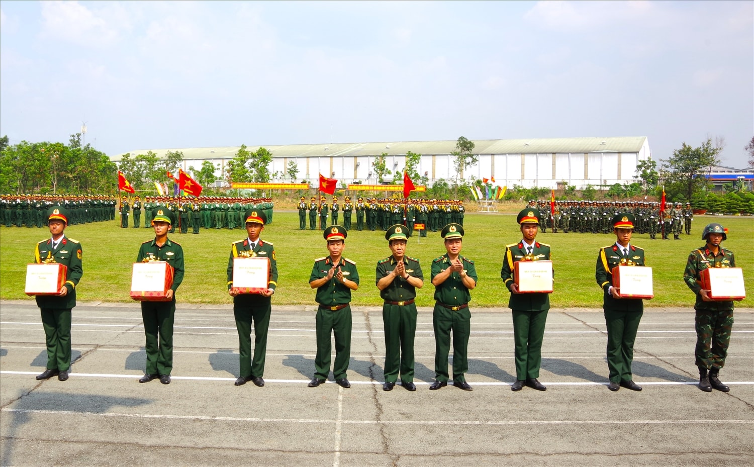 Đoàn công tác Bộ Tư lệnh Bộ đội Biên phòng trao những phần quà ý nghĩa động viên lực lượng  luyện tập tham gia diễu binh, diễu hành tại lễ kỷ niêm 50 năm Ngày giải phóng miền Nam 