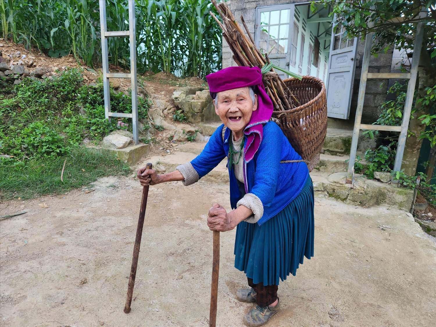 Cụ Già Thị Dính, 82 tuổi ở xã Lũng Pù (huyện Mèo Vạc) luôn vui vẻ vì còn sức khoẻ giúp đỡ con cháu 