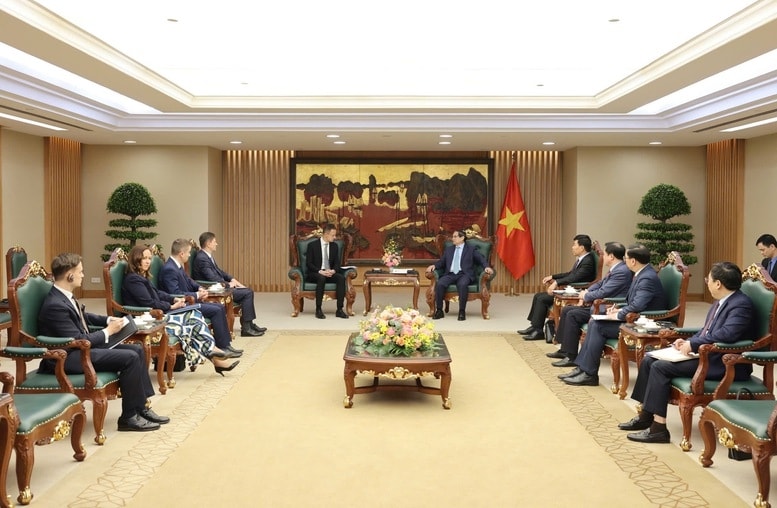 Thủ tướng Phạm Minh Chính và Bộ trưởng Szijjártó Péter nhất trí cần tăng cường gặp gỡ, trao đổi, hợp tác tại các diễn đàn đa phương - Ảnh: VGP/Nhật Bắc Thủ tướng Phạm Minh Chính và Bộ trưởng Szijjártó Péter nhất trí cần tăng cường gặp gỡ, trao đổi, hợp tác tại các diễn đàn đa phương - Ảnh: VGP/Nhật Bắc
