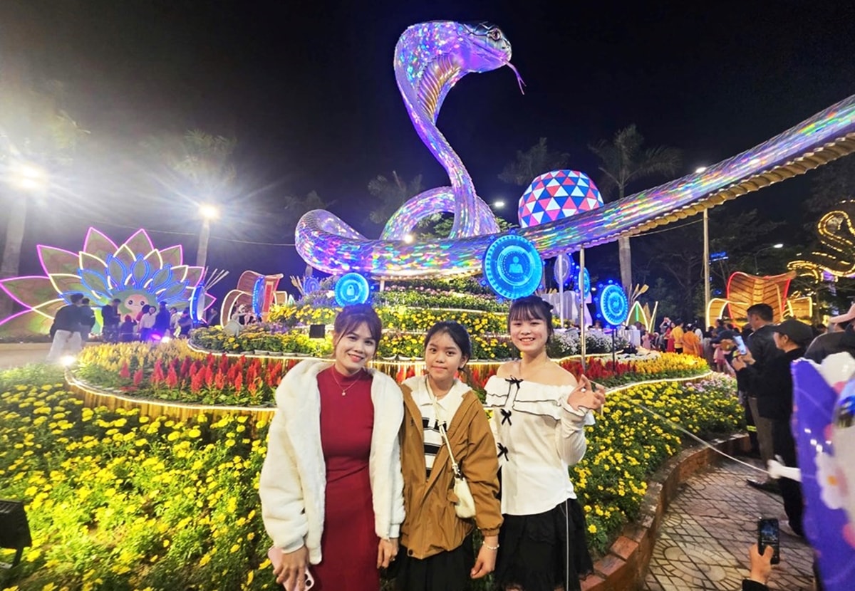 Phú Yên đẩy mạnh các sản phẩm du lịch nhằm thu hút du khách trong những ngày đầu năm. Phú Yên đẩy mạnh các sản phẩm du lịch nhằm thu hút du khách trong những ngày đầu năm.