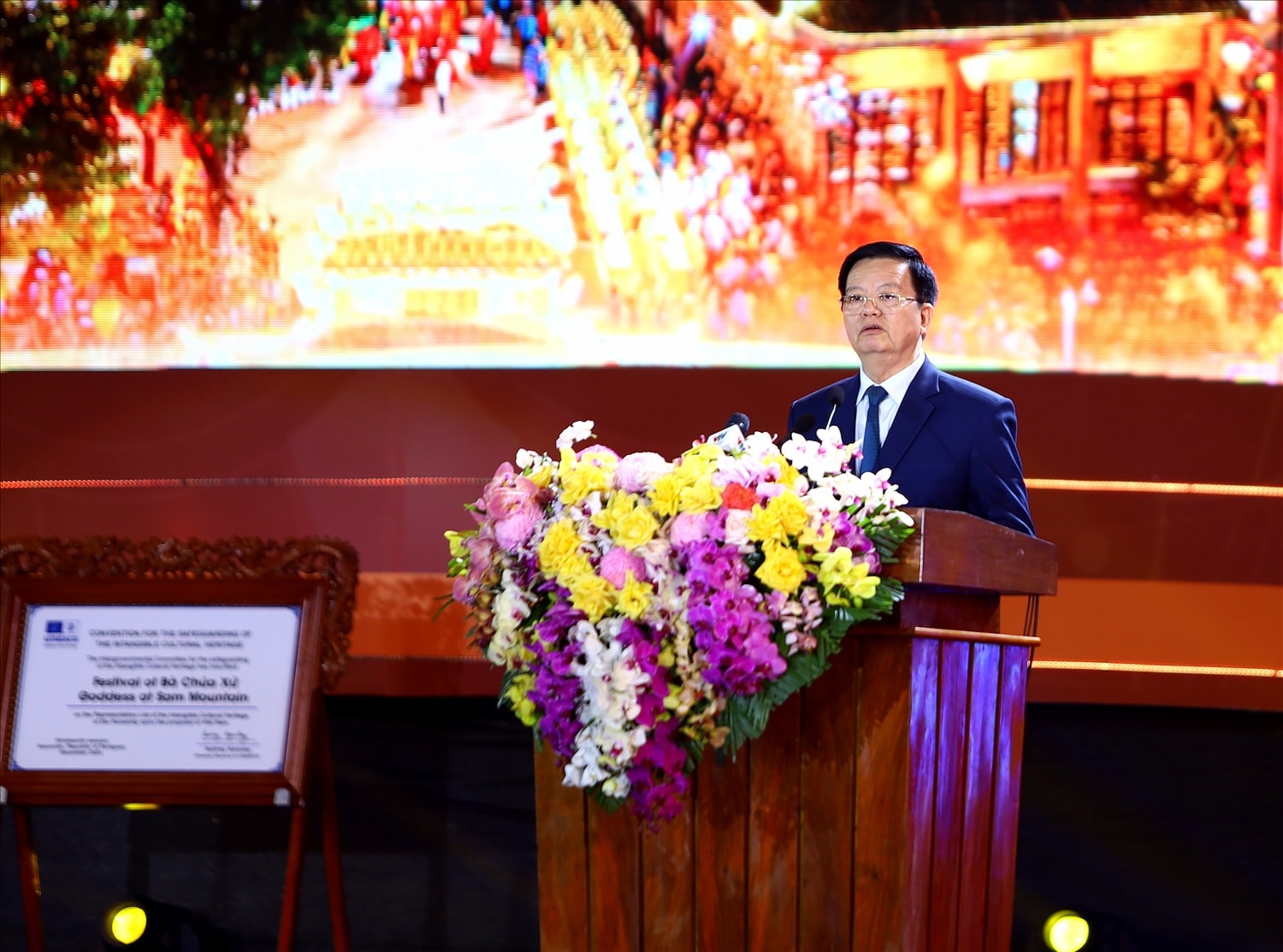 Phó Thủ tướng Chính phủ Mai Văn Chính phát biểu tại lễ đón bằng UNESCO và khai Hội Vía Bà Chúa Xứ núi Sam năm 2025 Phó Thủ tướng Chính phủ Mai Văn Chính phát biểu tại lễ đón bằng UNESCO và khai Hội Vía Bà Chúa Xứ núi Sam năm 2025