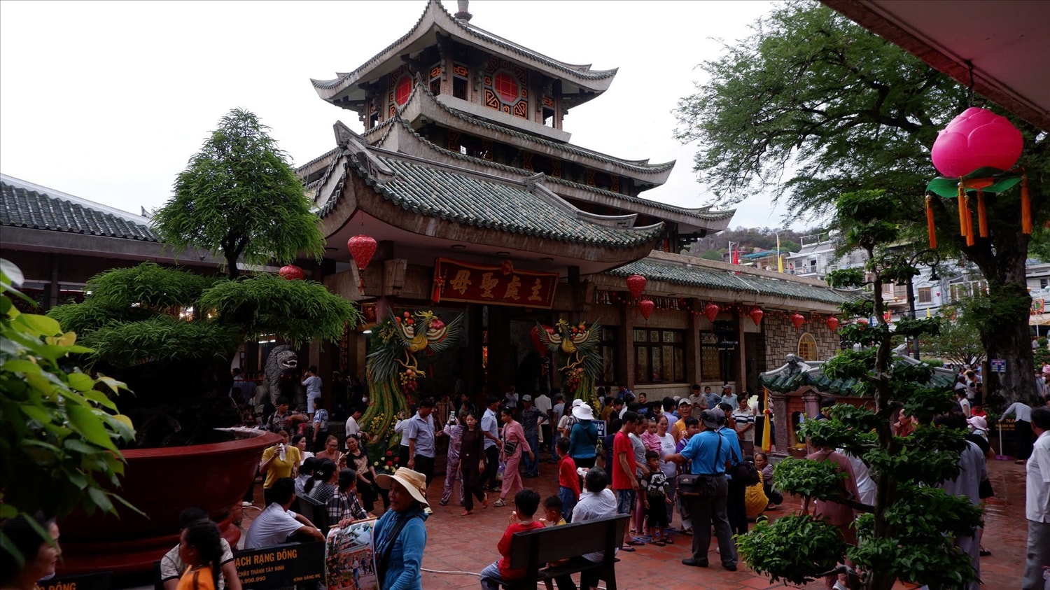 Miếu Bà Chúa xứ núi Sam tọa lạc tại phường Núi Sam, TP. Châu Đốc, tỉnh An Giang Miếu Bà Chúa xứ núi Sam tọa lạc tại phường Núi Sam, TP. Châu Đốc, tỉnh An Giang