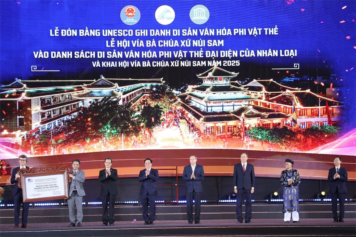 Ông Jonathan Baker, Trưởng đại diện UNESCO Việt Nam trao bằng của UNESCO ghi danh Ông Jonathan Baker, Trưởng đại diện UNESCO Việt Nam trao bằng của UNESCO ghi danh