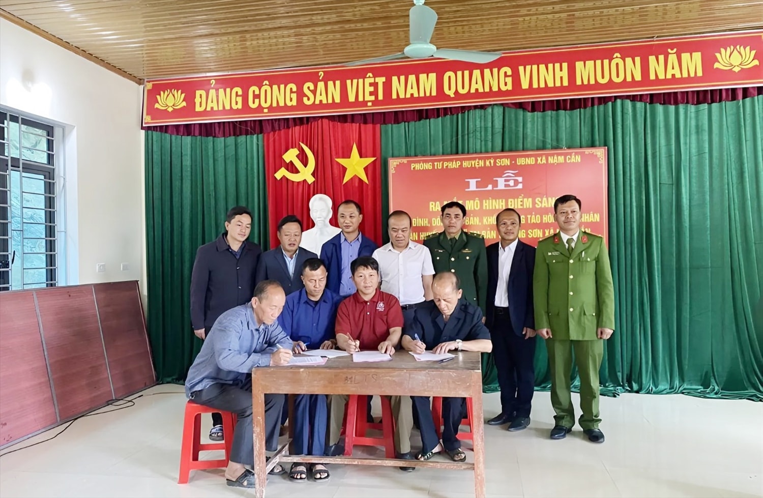 Các dòng họ, gia đình, Trưởng bản ký cam kết thực hiện mô hình điểm sáng ở xã biên giới Nậm Cắn, Kỳ Sơn. Các dòng họ, gia đình, Trưởng bản ký cam kết thực hiện mô hình điểm sáng