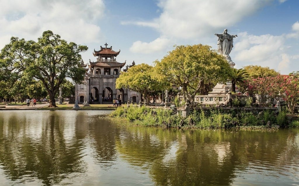 Khuôn viên xanh mát xung quanh Nhà thờ. Khuôn viên xanh mát xung quanh Nhà thờ.