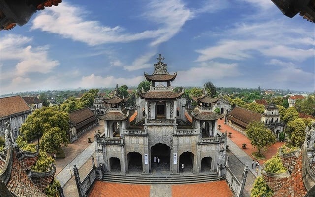 Toàn cảnh Nhà thờ đá Phát Diệm nhìn từ trên cao. Toàn cảnh Nhà thờ đá Phát Diệm nhìn từ trên cao.