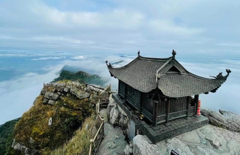 Chùa Đồng nằm giữa khung cảnh núi non hùng vĩ (Ảnh IT)