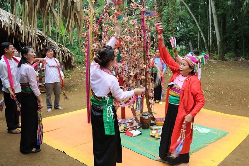 Nghệ nhân Phạm Thị Tắng (áo đỏ), xã Cao Ngọc, huyện Ngọc Lặc, tỉnh Thanh Hoá là người dành nhiều tâm huyết, nỗ lực để bảo tồn và phát huy giá trị văn hóa Mường. (Trong ảnh:  Nghệ nhân Phạm Thị Tắng hướng dẫn các điệu múa Pồn Pôông cho thanh niên trong làng. Ảnh: Lê Hợi)
