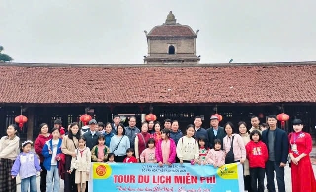Đông đảo người dân và du khách tham gia tour du lịch miễn phí tại Bắc Ninh ẢNH: CỔNG TTĐT BẮC NINH Đông đảo người dân và du khách tham gia tour du lịch miễn phí tại Bắc Ninh ẢNH: CỔNG TTĐT BẮC NINH