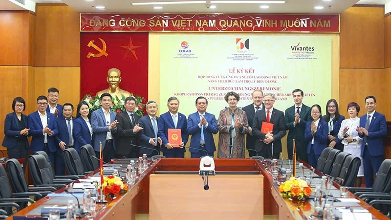 Thứ trưởng Nội vụ Nguyễn Bá Hoan và Đại sứ CHLB Đức tại Việt Nam Helga Margarete Barth cùng chứng kiến lễ ký kết hợp đồng giữa hai đơn vị. (Ảnh Moha) Thứ trưởng Nội vụ Nguyễn Bá Hoan và Đại sứ CHLB Đức tại Việt Nam Helga Margarete Barth cùng chứng kiến lễ ký kết hợp đồng giữa hai đơn vị. (Ảnh Moha)