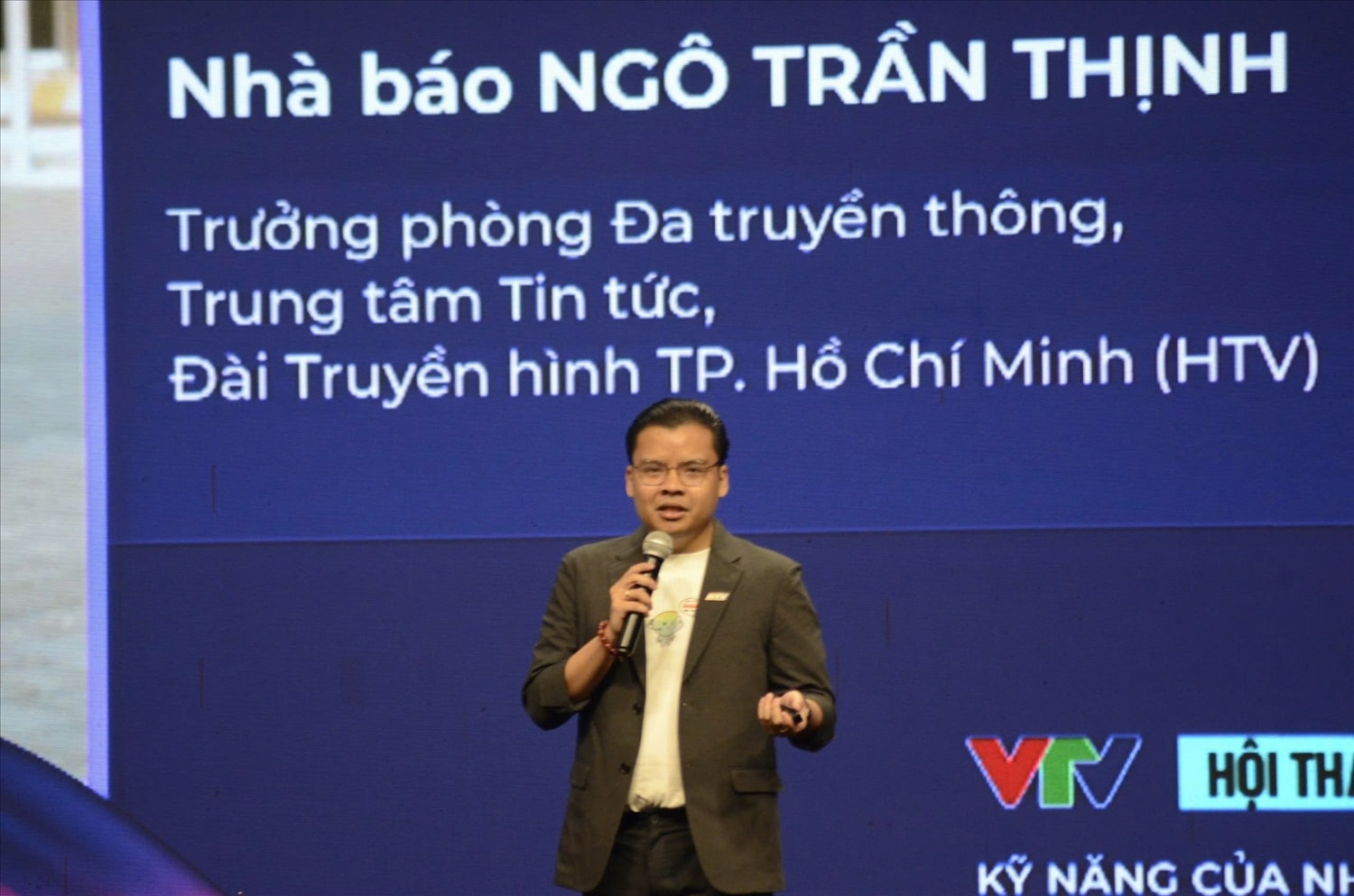 Nhà báo Ngô Trần Thịnh, Trưởng phòng Đa Truyền thông, Trung tâm tin tức, Đài Truyền hình Thành phố Hồ Chí Minh nhìn nhận, AI đã trở thành công cụ đắc lực trong việc phân tích dữ liệu, tối ưu hóa kịch bản và cải thiện chất lượng sản phẩm truyền thông Nhà báo Ngô Trần Thịnh, Trưởng phòng Đa Truyền thông, Trung tâm tin tức, Đài Truyền hình Thành phố Hồ Chí Minh nhìn nhận, AI đã trở thành công cụ đắc lực trong việc phân tích dữ liệu, tối ưu hóa kịch bản và cải thiện chất lượng sản phẩm truyền thông