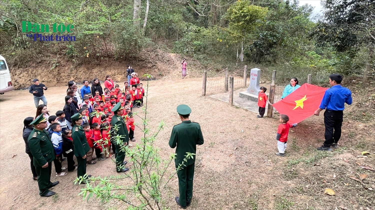 Không khí chào cờ thiêng liêng tại Mốc quốc giới 187 được các chiến sĩ Đồn Biên phòng Mường Lạn điều hành. Tại đây, các em được chào cờ, hát quốc ca, giáo dục về truyền thống yêu nước thiêng liêng với dân tộc