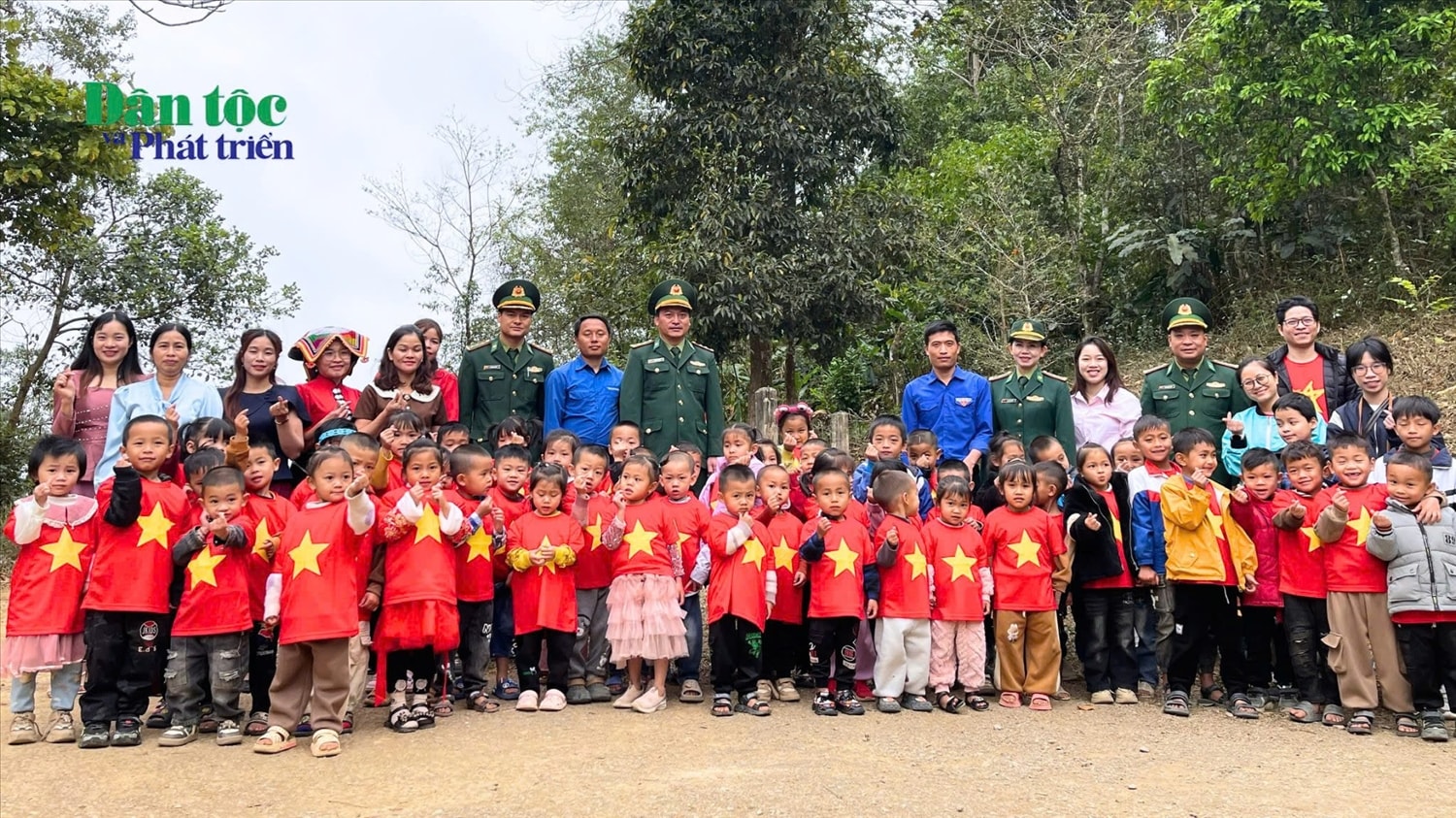 Các cháu học sinh thăm quan, trải nghiệm tại Trạm KSBP Nà Vạc, cột mốc 187