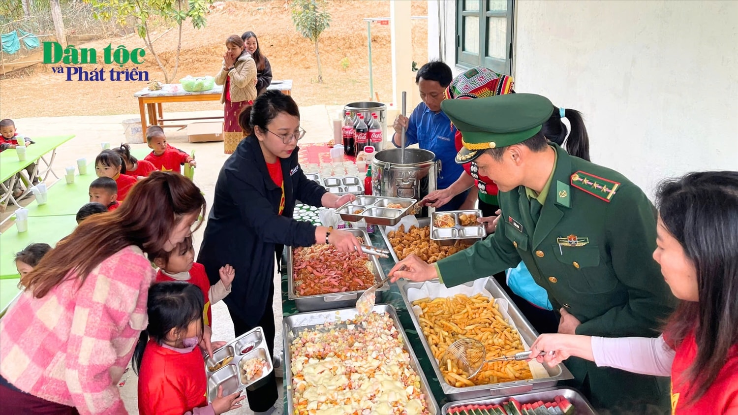 Ban tổ chức cùng các chiến sĩ tất bật chuẩn bị phần ăn cho các em