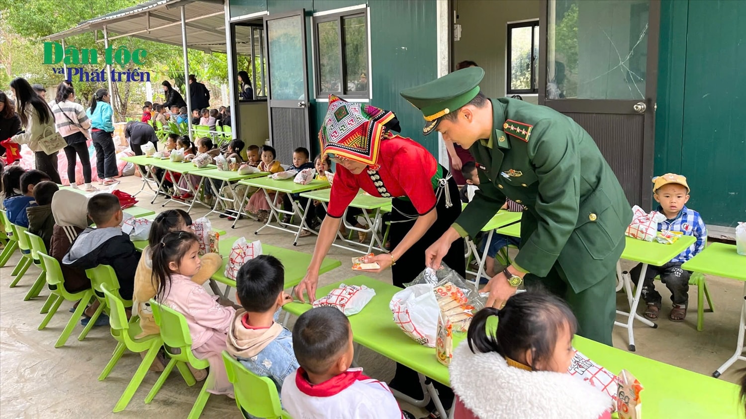 Trong khuôn khổ chương trình, các đơn vị đã tặng, tổ chức nấu ăn 65 suất ăn cho các em học sinh của Trường Mầm non Hoa Phong Lan - Mường Lạn, trị giá gần 40 triệu đồng. Đây là món quà thiết thực, ý nghĩa, giúp các em có thêm điều kiện học tập, tiếp thêm động lực giúp các em có thêm điều kiện để học tập tốt hơn, phấn đấu trở thành công dân có ích nơi vùng núi khó khăn của miền Tây Bắc.