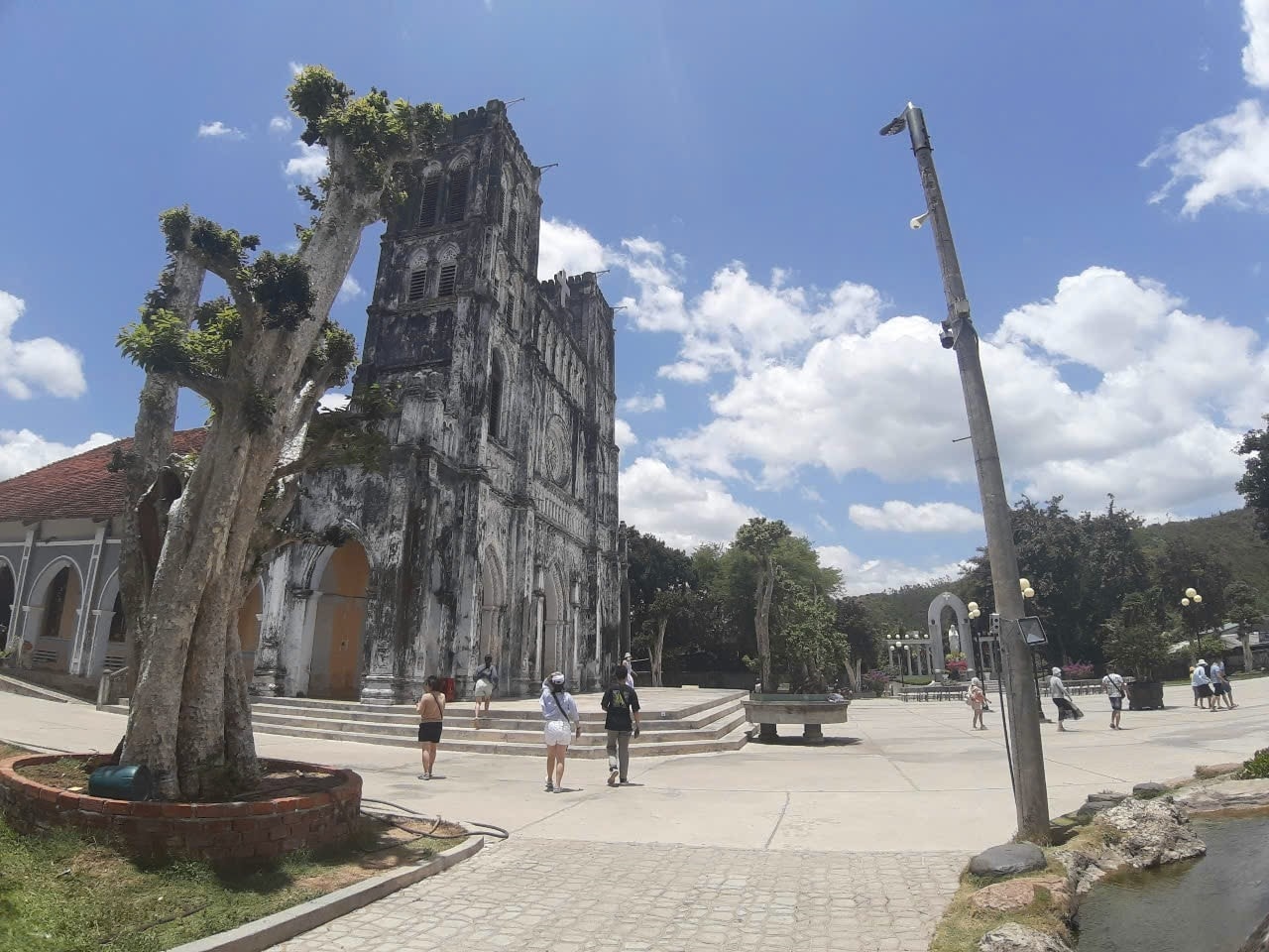 Nhà thờ Mằng Lăng cổ kính 