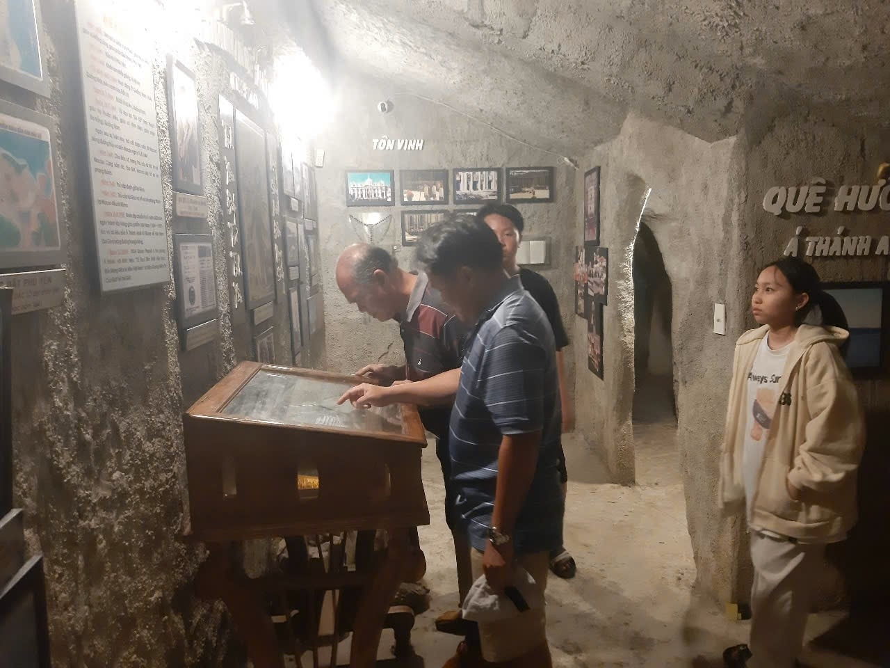 Nhiều du khách thích thú chiêm ngưỡng cuốn sách chữ Quốc ngữ đầu tiên được trưng bày tại Nhà thờ Mằng Lăng