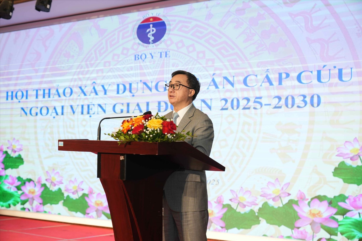 Thứ trưởng Bộ Y tế Trần Văn Thuấn phát biểu tại Hội thảo xây dựng Đề án Cấp cứu ngoại viện giai đoạn 2025-2030 Thứ trưởng Bộ Y tế Trần Văn Thuấn phát biểu tại Hội thảo xây dựng Đề án Cấp cứu ngoại viện giai đoạn 2025-2030