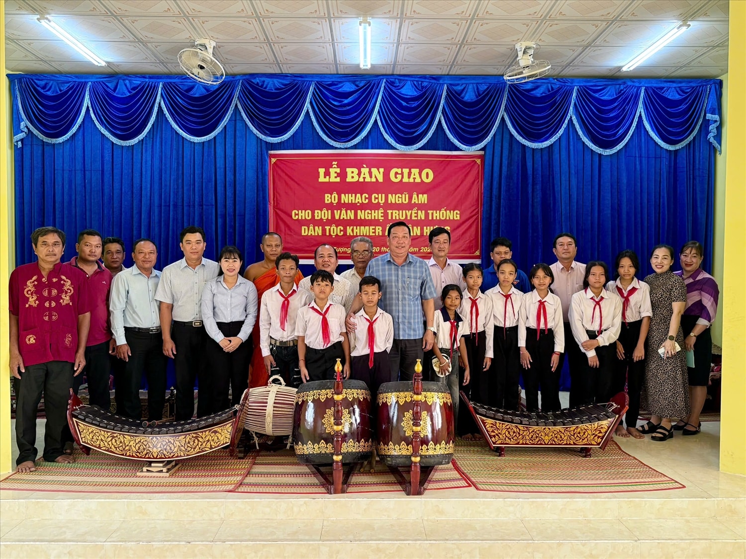 Các em học sinh trong Đội văn nghệ truyền thống dân tộc Khmer ấp tân hưng biểu diễn nhạc ngũ âm truyền thống Các em học sinh trong Đội văn nghệ truyền thống dân tộc Khmer ấp tân hưng biểu diễn nhạc ngũ âm truyền thống