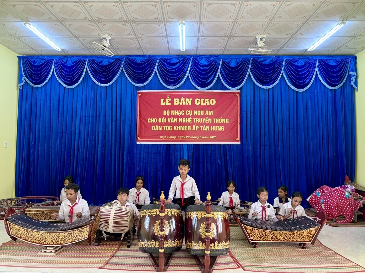 các em học sinh Các em học sinh trong Đội văn nghệ truyền thống dân tộc Khmer ấp tân hưng biểu diễn nhạc ngũ âm truyền thống
