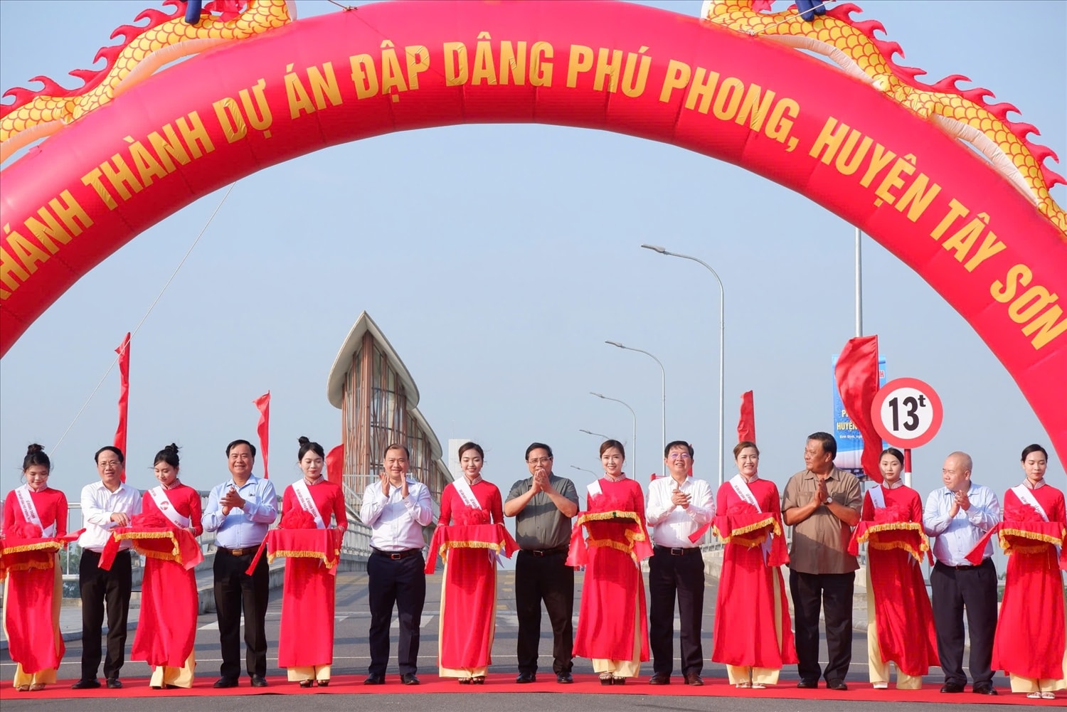 Thủ tướng Chính phủ Phạm Minh Chính cùng các đại biểu cắt băng khánh thành dự án đập Phú Phong. Thủ tướng Chính phủ Phạm Minh Chính cùng các đại biểu cắt băng khánh thành dự án đập Phú Phong.